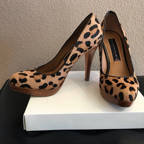 Sexy Leopard Pumps - Picture 3 of 3